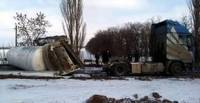 В Полтавской области перевернулся прицеп, перевозивший 10 тонн растворителя